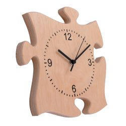 Fa falióra gravírozott számlappal