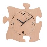 Fa falióra gravírozott számlappal