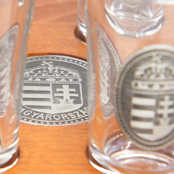 Ital vagy pálinka kínáló, faragott Nagy-Magyarország (mahagóni színben), ón címerrel, 6 db 0,5dl-es ón címeres pohárral