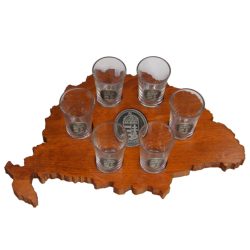   Ital vagy pálinka kínáló, faragott Nagy-Magyarország, ón címerrel, 6 db 0,5dl-es ón címeres pohárral