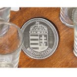 Ital vagy pálinka kínáló, faragott Magyarország (dió színben), 6 db 0,5dl-es ón címeres pohárral, címer óncímkével