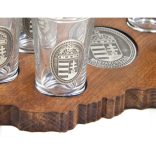 Ital vagy pálinka kínáló, faragott Magyarország (dió színben), 6 db 0,5dl-es ón címeres pohárral, címer óncímkével