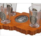 Ital vagy pálinka kínáló, faragott Magyarország (mahagóni színben), 6 db 0,5dl-es ón címeres pohárral, címer óncímkével