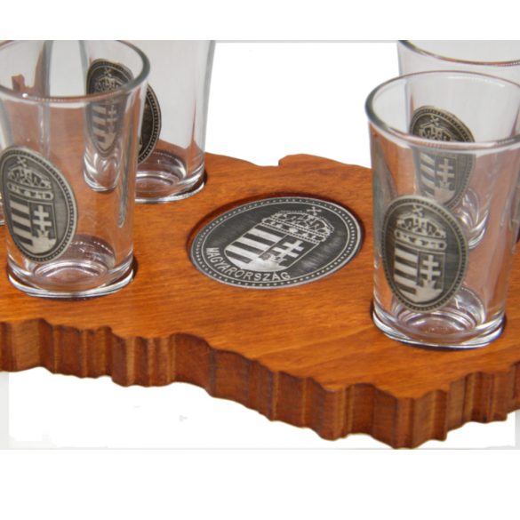 Ital vagy pálinka kínáló, faragott Magyarország (mahagóni színben), 6 db 0,5dl-es ón címeres pohárral, címer óncímkével