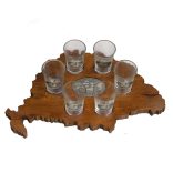 Ital vagy pálinka kínáló, faragott Nagy-Magyarország, Nagy-Magyarország ón címkével 6 db 0,5dl-es ón címkés pohárral