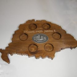   Trianon feliratos ital vagy pálinka kínáló, faragott Nagy-Magyarország (dió színben),  Nagy-Magyarországos ón címkével