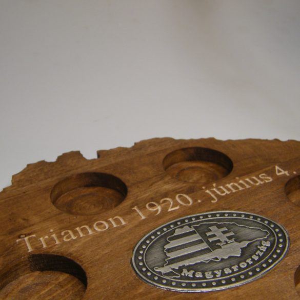 Trianon feliratos ital vagy pálinka kínáló, faragott Nagy-Magyarország (dió színben),  Nagy-Magyarországos ón címkével