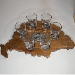   Trianon feliratos, ital vagy pálinka kínáló, faragott Nagy-Magyarország (dió színben), Nagy-Magyarország ón címkével 6 db 0,5dl-es ón címkés pohárral