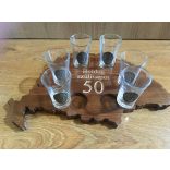 Feliratos ital vagy pálinka kínáló, faragott Nagy-Magyarország (dió színben), 6 db 0,5dl-es ón címeres pohárral