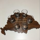 Feliratos ital vagy pálinka kínáló, faragott Nagy-Magyarország (dió színben), 6 db 0,5dl-es ón címeres pohárral