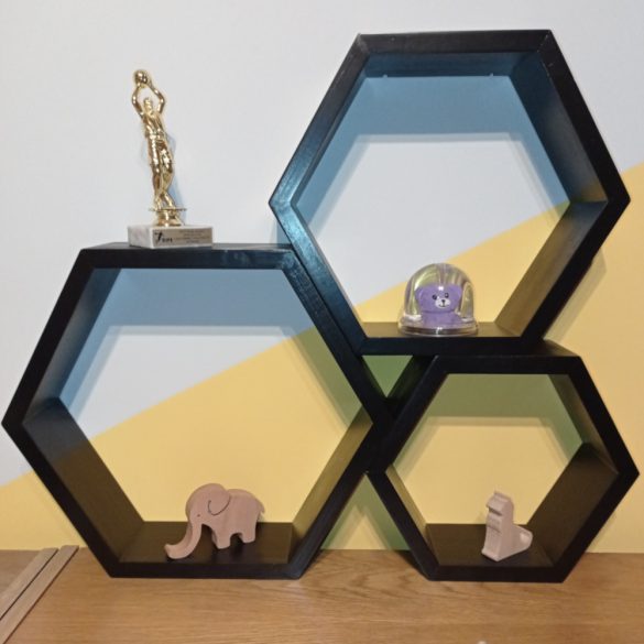 Hatszög alakú polcok (3 db) 